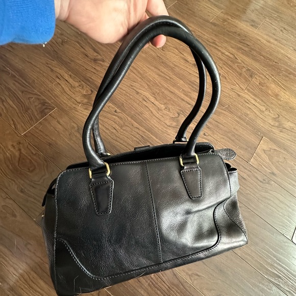 Wilson’s Leather black shoulder bag with gold hardware - Picture 6 of 14